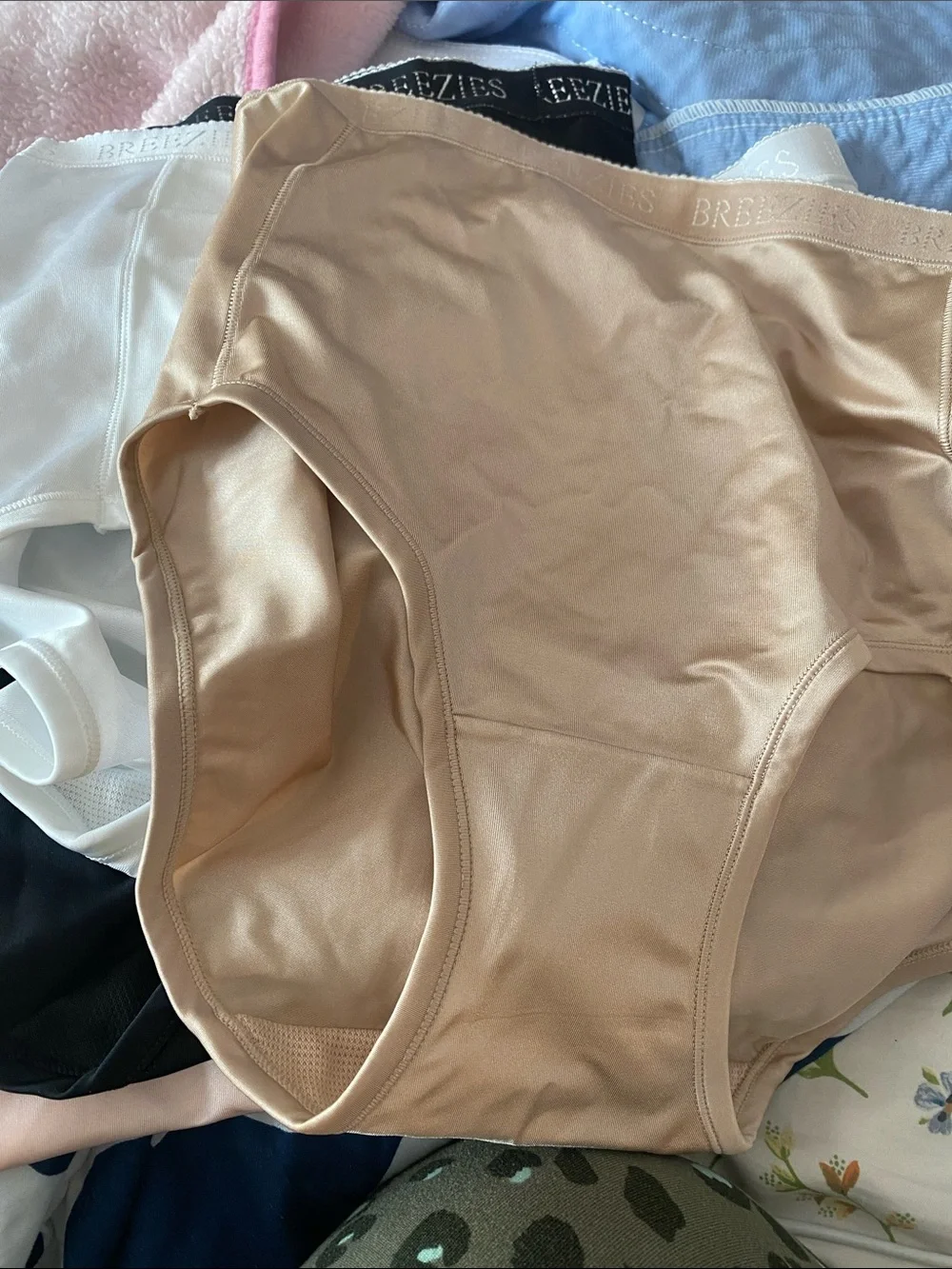 Breezies Seamless High-Waist Briefs in Black, White, Blush, Nude New no tags - Picture 3 of 5